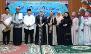 Kepala Dinsos Kalteng Eddy Karusman beserta Istri Eridani dan jajaran saat buka puasa bersama di Aula Dinsos Kalteng, Jumat (6/3/2026).(DINSOS KALTENG)