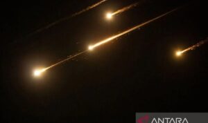 Arsip - Rudal melintas di atas Yerusalem dalam serangan yang diluncurkan Iran ke Israel (13/6/2025)