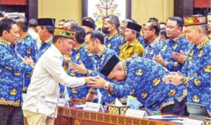 Gubernur Kalteng, H. Agustiar Sabran, bersalaman dengan sejumlah kepala daerah saat menghadiri pembukaan Musrenbang RKPD Provinsi Kalteng 2027 di Aula Jayang Tingang, belum lama ini.