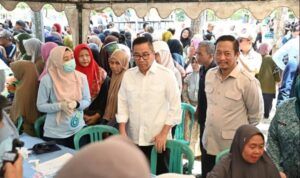 Plt Sekda Kalteng Leonard S Ampung didampingi Bupati Sukamara Masduki meninjau cek kesehatan gratis di halaman Masjid Agung Sukamara, Sabtu (14/3/2026).(BIROADPIM KALTENG)