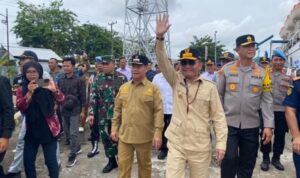 Gubernur Kalteng Agustiar Sabran didampingi Bupati Kotawaringin Timur Halikinnor, Kapolda Kalteng Irjen Pol Iwan Kurniawan, Pangdam XII Tambun Bungai Mayjen TNI Zainul Arifin meninjau Pelabuhan Sampit, Seninn (16/3)