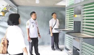epala Dinas TPHP Kalteng Rendy Lesmana meninjau penerapan teknologi apartemen ayam petelur di UPT Balai Pengujian Mutu Pakan, Perbibitan, dan Hijauan Makanan Ternak (BPMPPHMT).(Dinas TPHP Kalteng)