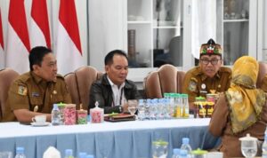 Gubernur Kalteng Agustiar Sabran bersama Wagub Kalteng Edy Pratowo dan Plt Sekda Kalteng Leonard S Ampung saat kegiatan di Istana Isen Mulang, belum lama ini. (BIROADPIM KALTENG).