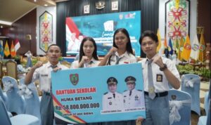 Siswa di Kalteng menerima bantuan sekolah huma betang, Kamis (5/3)(IST)