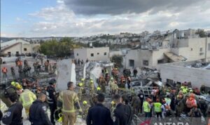 Evakuasi dan puing di Beit Shemesh, Israel, usai serangan rudal Iran, Minggu (1/3/2026).