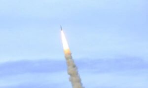 Ilustrasi peluru kendali (rudal) Iran meluncur menuju sasaran target.