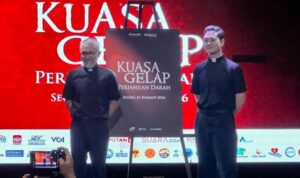 Lukman Sardi (kiri) dan Jerome Kurnia (kanan) berpose pada sesi foto konferensi pers film “Kuasa Gelap: Perjanjian Darah” di Jakarta, Jumat (27/3/2026).