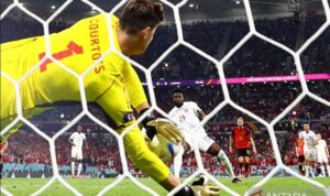 Kiper Belgia Thibaut Courtois menepis tendangan penalti pemain Kanada Alphonso Davies dalam laga Grup F Piala Dunia 2022 di Ahmad Bin Ali Stadium, Al Rayyan, Qatar, Rabu (23/11/2022).