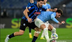 Kolasinac (Atalanta) dan Maldini (Lazio) berebut bola di semifinal Coppa Italia, Roma, Rabu (4/3/2026).