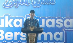 Andi Rudi Latif, Bupati Tanah Bumbu, secara resmi menutup gelaran Aksi Bajual Wadai 2026 di halaman depan Masjid Agung Al-Falah Simpang Empat, Kamis (1232026). (Kalimantanlive.comDesy)