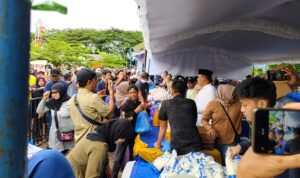 Antusiasme warga memadati RTH Brigjen H Hasan Basri dalam kegiatan pasar murah, Minggu (832026). (Kalimantanlive.comSyahzaRM)