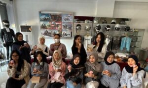 Dealer Honda 2 Naga Banjarmasin menggelar Showroom Event Cup Cake Decoration bersama pelanggan setia. (Humas Honda)