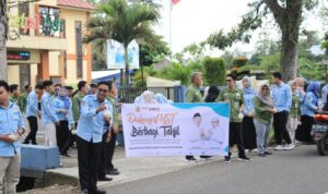 Dukcapil HST berbagi takjil kepada pengguna jalan di Barabai, Selasa (1732026). (Kalimantanlive.comAdit)