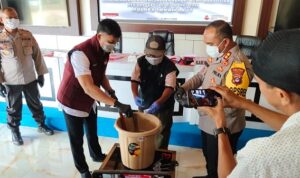 Kapolres Tanah Laut AKBP Ricky Boy Siallagan memusnahkan sabu dengan cara dilarutkan sebelum dibuang ke septic tank. (Kalimantanlive.comSyahzaRM)