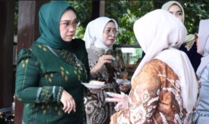 Ketua TP PKK Tanah Bumbu Andi Irmayani Rudi Latif saat menghadiri Promosi Kuliner Banua di TMII Jakarta. (MC Tanbu)