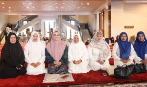 Ketua TP PKK Tanah Bumbu Andi Irmayani Rudi Latif saat menghadiri Safari Ramadan di Masjid Al Falah Batulicin. (MC Tanah Bumbu)