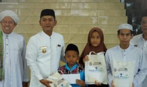 Melalui program CSR, Bank Kalsel salurkan bantuan berupa sarung kepada anak-anak di 33 LKSA atau panti asuhan.