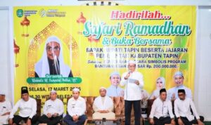 Meski diguyur hujan, warga tetap memadati Masjid Riadhaul Jannah dalam kegiatan Safari Ramadan dan buka puasa bersama yang dihadiri Sekda Kalsel H. Muhammad Syarifuddin. (Wartawasaka)