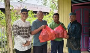 Pengurus LDII Tanah Laut membagikan puluhan paket lebaran kepada warga RT 10 RW 4, Kelurahan Angsau, Pelaihari, Kamis (1932026). (Foto HO)