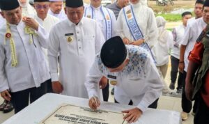 Peresmian kawasan wisata di bawah Jembatan Barito, Kabupaten Barito Kuala, oleh Gubernur Kalimantan Selatan H. Muhidin. (MC Kalsel)