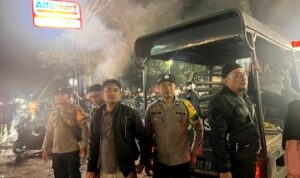 Polsek Bati-Bati mengamankan malam takbiran di Kecamatan Bati-Bati, Kabupaten Tanah Laut, agar perayaan Idulfitri tetap aman dan tertib. (Foto HO Polres Tala)