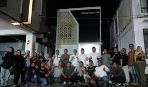 Wali Kota Banjarmasin HM Yamin HR berfoto bersama awak media di depan gedung baru Press Room Balai Kota Banjarmasin, Jumat (6/3/2026) malam.(Foto : Medcentbjm)