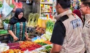 Satgas Pangan Polda Kalsel saat melakukan sidak di Pasar Kalindo, Senin (9/3/2026).(Foto : Humas Polda Kalsel)