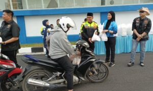 Suasana pembagian takjil yang dilakukan oleh HDCI Banjarmasin bersama Ditlantas Polda Kalsel, Sabtu (14/3/2026).(Foto : Istimewa)