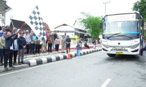 Wali Kota Banjarmasin HM Yamin HR saat melepas rombongan mudik gratis, Minggu (15/3/2026).(Foto : Medcentbjm)