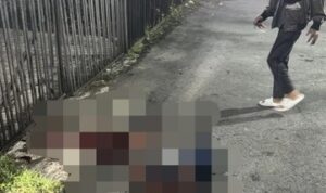 Seorang pria diduga korban perkelahian ditemukan bersimbah darah di Jalan Pekapuran Raya banjarmasin, Senin (16/3/2026).(Foto : Istimewa)