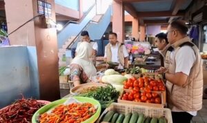 Satgas Pangan Polda Kalsel saat melakukan sidak di Pasar Kuripan Banjarmasin, Senin (30/3/2026).(Foto : Humas Polda Kalsel)