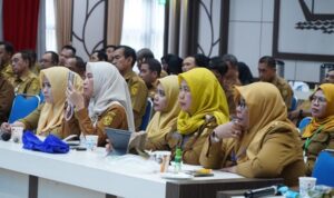 Suasana rakor terkait komitmen pemilahan sampah skala rumah tangga oleh DLH Banjarmasin bersama Camat dan Lurah, Senin (30/3/2026).(Foto : Medcentbjm)