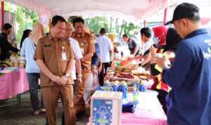 Sekda Ikhsan Budiman meninjau pasar murah di Kecamatan Banjarmasin Selatan. (Foto Dok Istimewa)