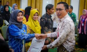 Sekretaris Daerah Kota Banjarbaru, Sirajoni saat menyerahkan SK kenaikan pangkat. (MC Bjb)