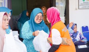 Suasana bazar tebus murah di Kelurahan Guntung Payung, Banjarbaru, dalam rangka berbagi di bulan Ramadan 1447 H, Senin (932026). (MC Bjb)