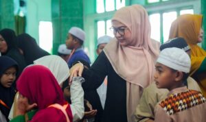 Wali Kota Banjarbaru, Hj. Erna Lisa Halaby ketika disambut para anak – anak yatim penerima santunan. (MC Bjb0