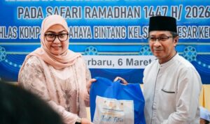 Wali Kota Banjarbaru, Hj. Erna Lisa Halaby, menyerahkan bantuan dalam agenda Safari Ramadan di Masjid Al-Ikhlas. (MC Bjb)