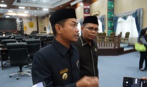 Wali Kota Banjarmasin H. Muhammad Yamin HR menyoroti masalah penanganan sampah di Pasar Wadai Ramadan. (Foto Diskominfo Banjarmasin)