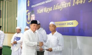 Kakanwil Ditjenpas Kalsel, Mulyadi, secara simbolis menyerahkan remisi Idulfitri 1447 H kepada warga binaan pemasyarakatan (WBP), Sabtu (21/3/2026).