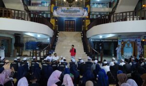 Wali Kota Banjarmasin Muhammad Yamin HR saat buka puasa bersama ratusan komunitas di Balai Kota, sekaligus mengajak kolaborasi memerangi sampah. (Medcentbjm)