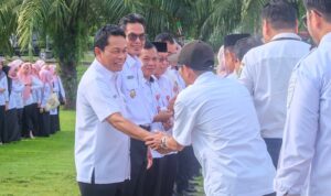 Bupati Balangan, H Abdul Hadi bersama Wakil Bupati, H AKHmad Fauzi bersalaman dengan para pegawai pemerintah daerah usai apel gabungan, Rabu (25/3/2026) di halaman Kantor Bupati Balangan. (ist)