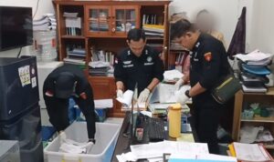 Tim penyidik Kejati Kalsel saat melkukan penggeledahan di Kantor PT Bangun Banua di Banjarmasin, Selasa (9/1/2026).(Foto : Penkum Kejati Kalsel)