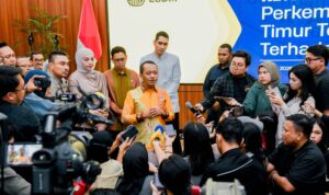 Menteri Energi dan Sumber Daya Mineral (ESDM) Bahlil Lahadalia menyampaikan keterangan pers terkait penataan Rencana Kerja dan Anggaran Biaya (RKAB) sektor batubara serta memastikan pasokan batubara untuk pembangkit listrik PT PLN (Persero) tetap aman.