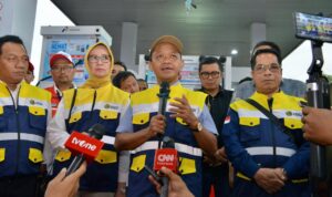 Menteri ESDM, Bahlil Lahadalia, memberikan keterangan kepada awak media usai meninjau ketersediaan energi di SPBU wilayah Jawa Tengah, Kamis (26/3).